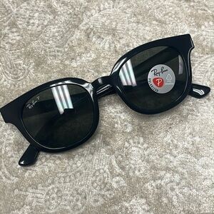 Brand New Ray-Ban Polarized Sunglasses Polished Black w/ Green Lens Round Winged